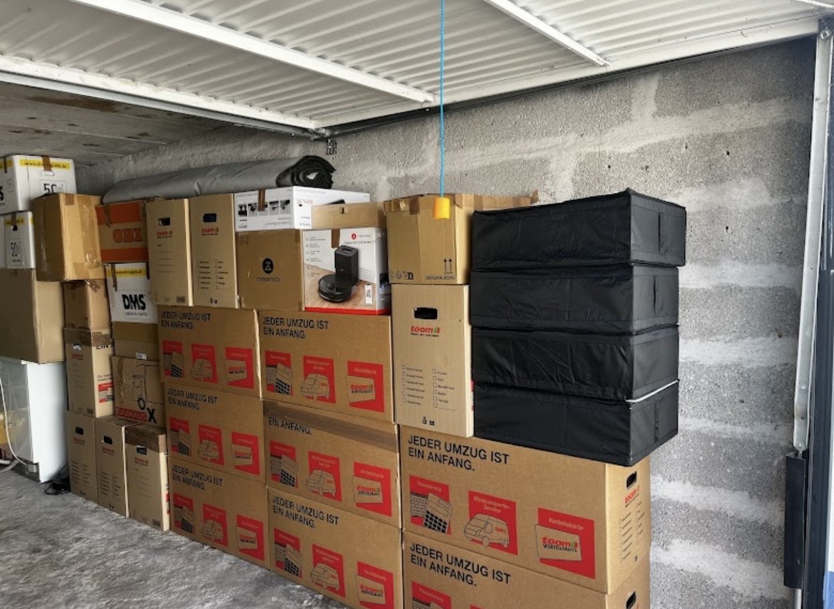 Gestapelte Umzugskartons und verpacktes Räumgut