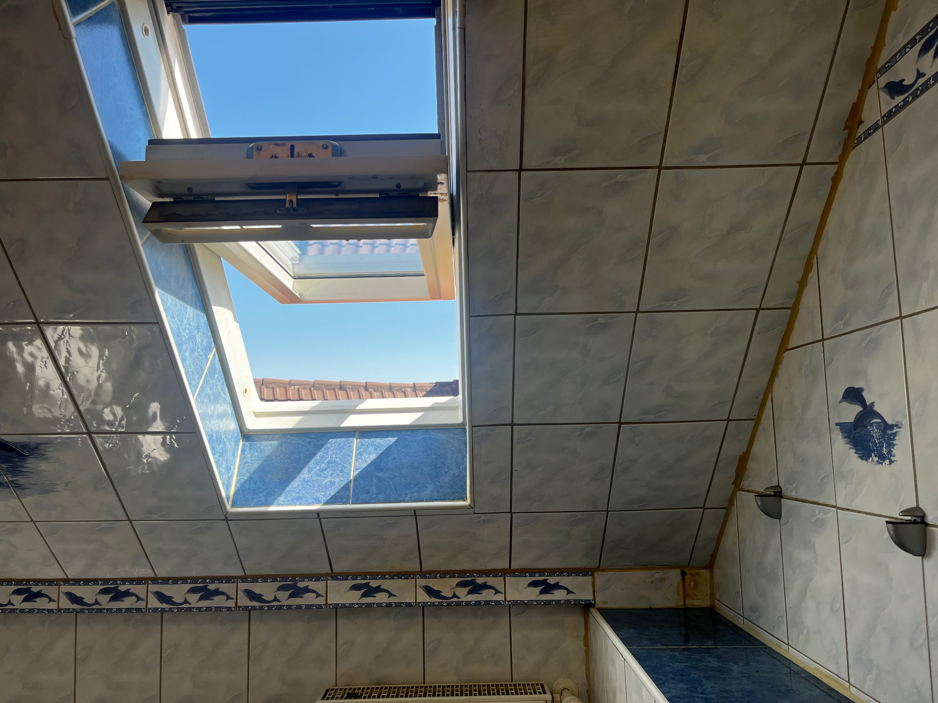 Gereinigtes Dachfenster im Badezimmer