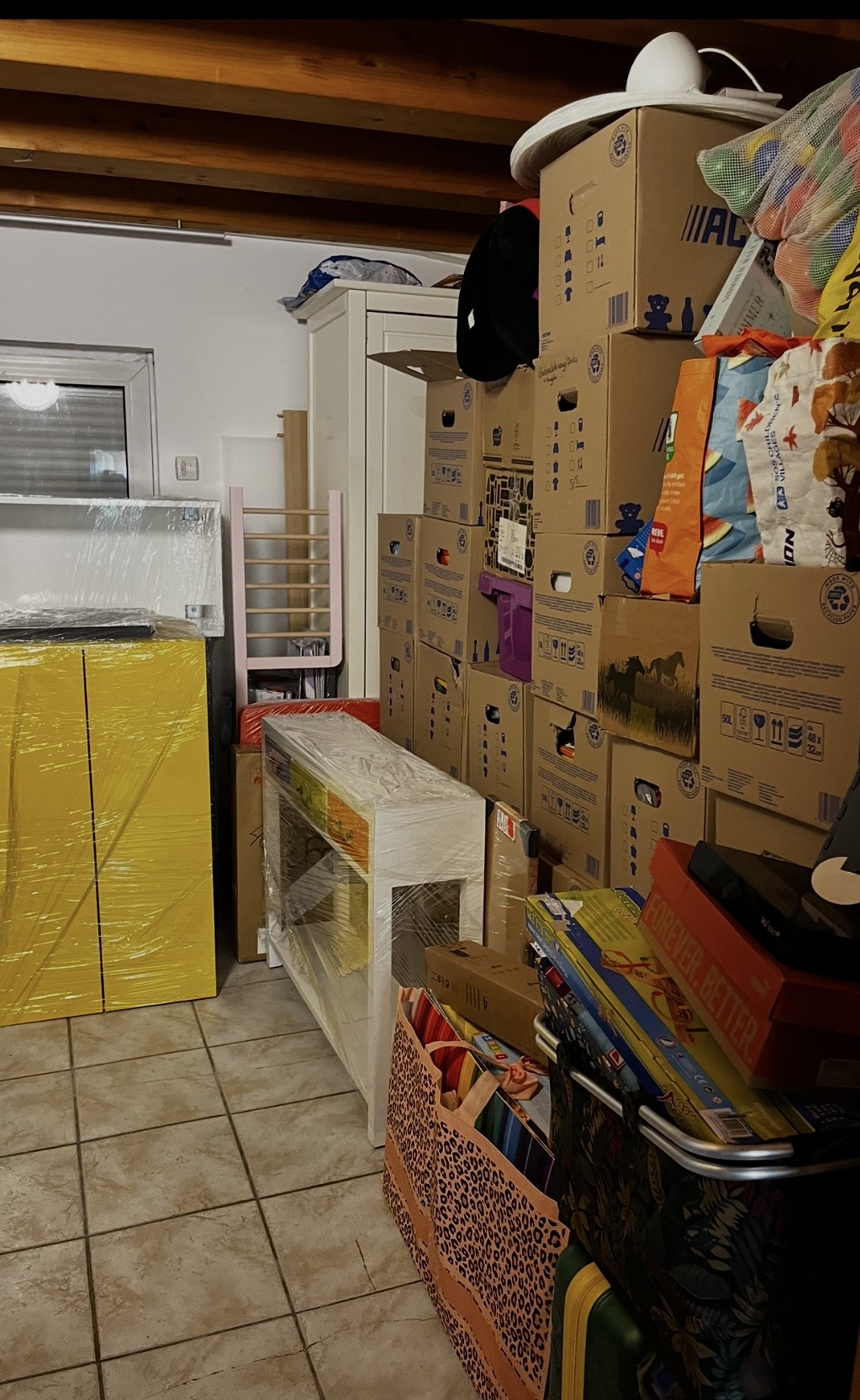 Gestapelte Umzugskartons und verpackte Möbel im Einsatz