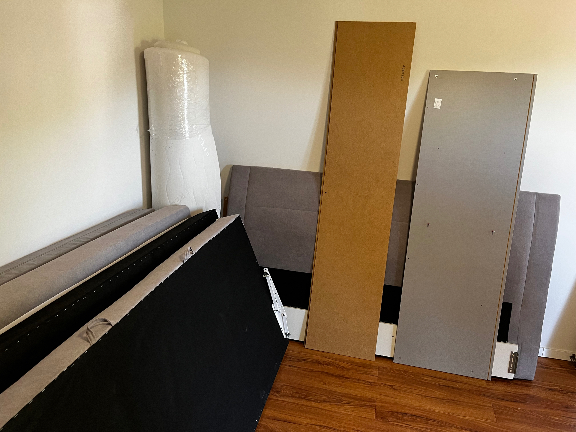 Zerlegtes Boxspringbett und Schrankteile bereit für den Transport