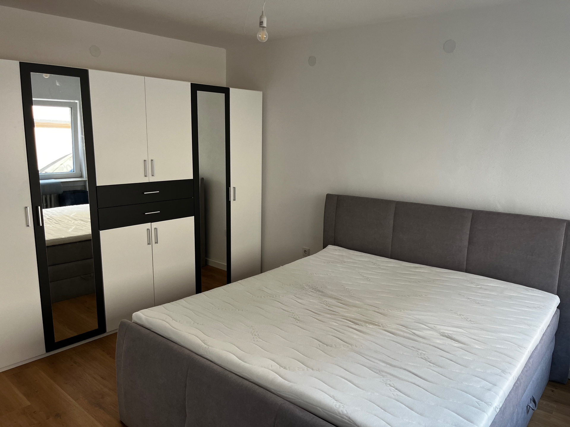 Fertig aufgebautes Schlafzimmer mit Kleiderschrank und Boxspringbett